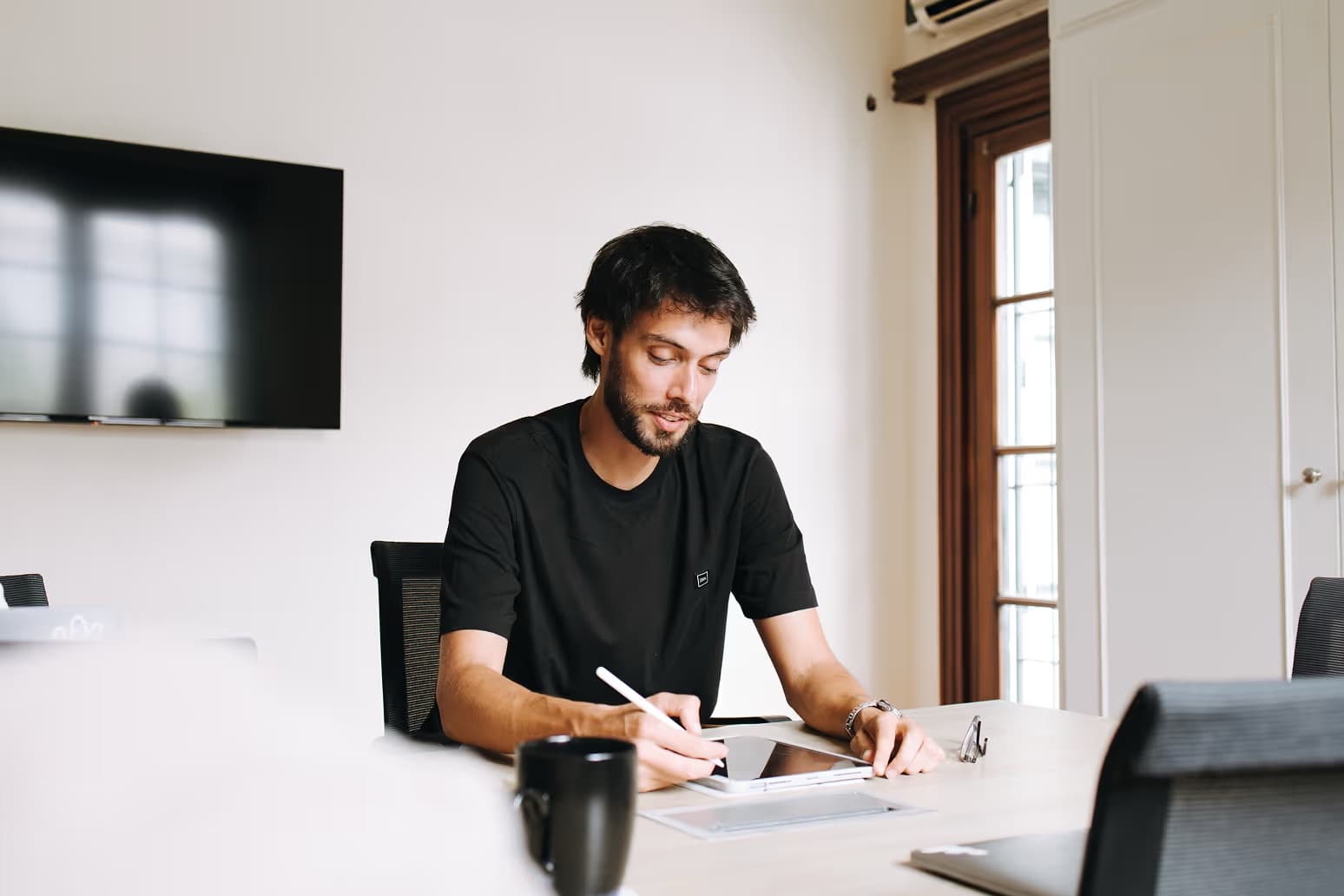 A member of the Thaloz team working at a desk in the Montevideo office